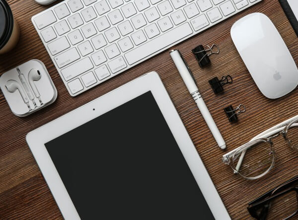 Apple iPad, Watch und AirPods liegen auf einem Bürotisch