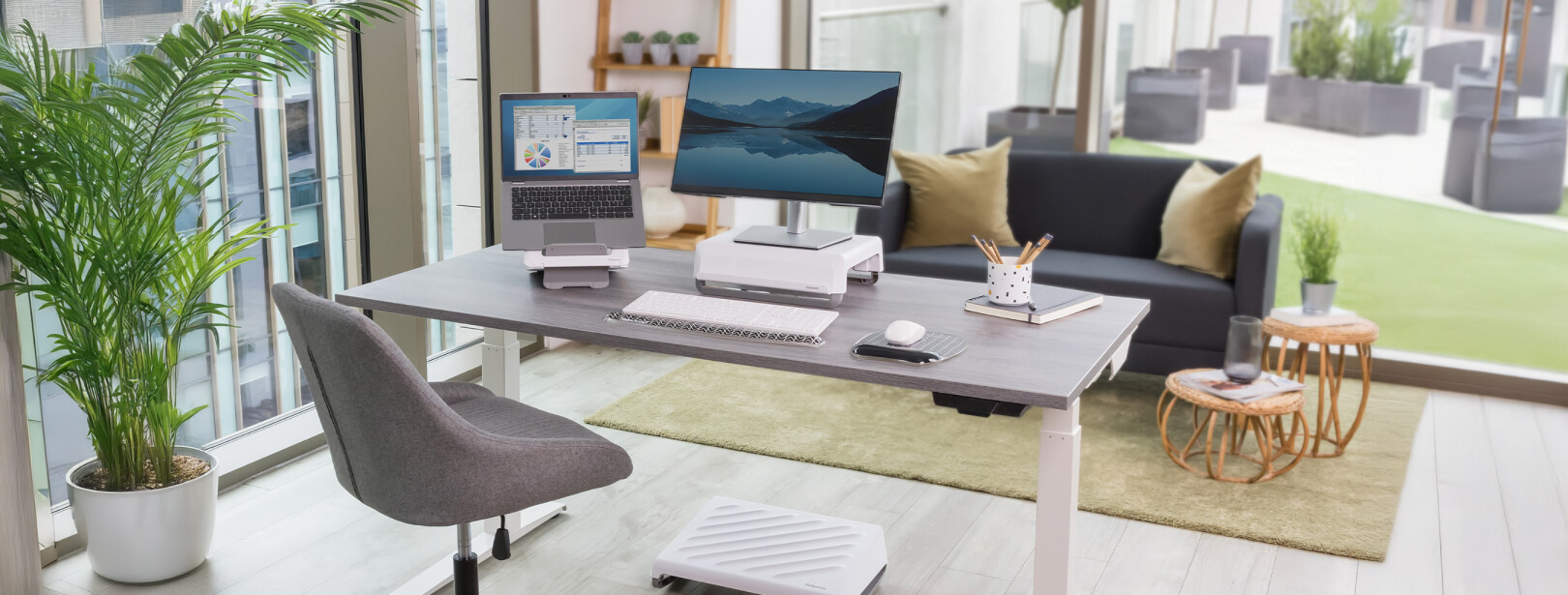 Ein Arbeitsplatz der mit den ergonomischen Produkten von Fellowes Breyta ausgestattet ist