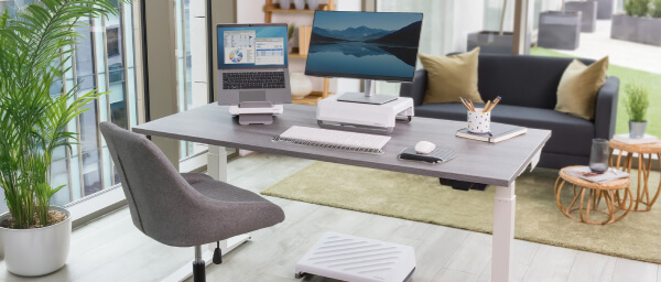 Ein Arbeitsplatz der mit den ergonomischen Produkten von Fellowes Breyta ausgestattet ist