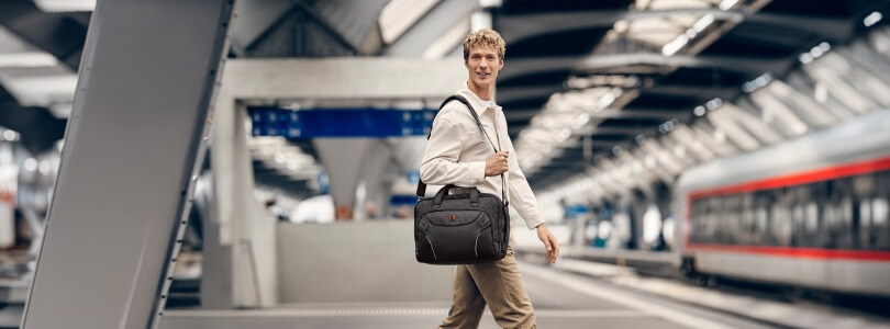 Eine Frau hält eine Laptoptasche von Wenger.