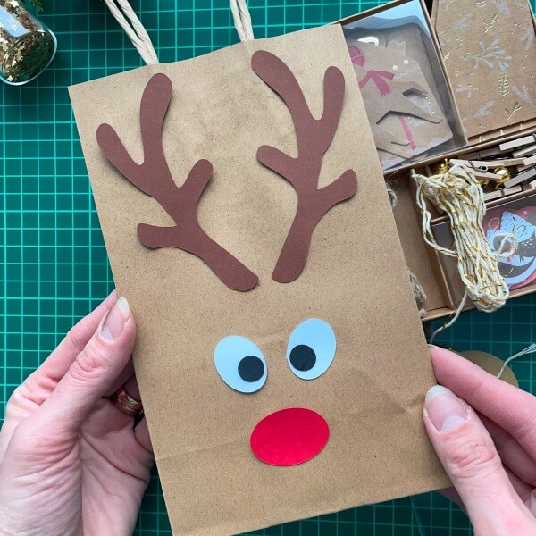 Selbst gebastelte Geschenkverpackung mit Rudolf-Motiv