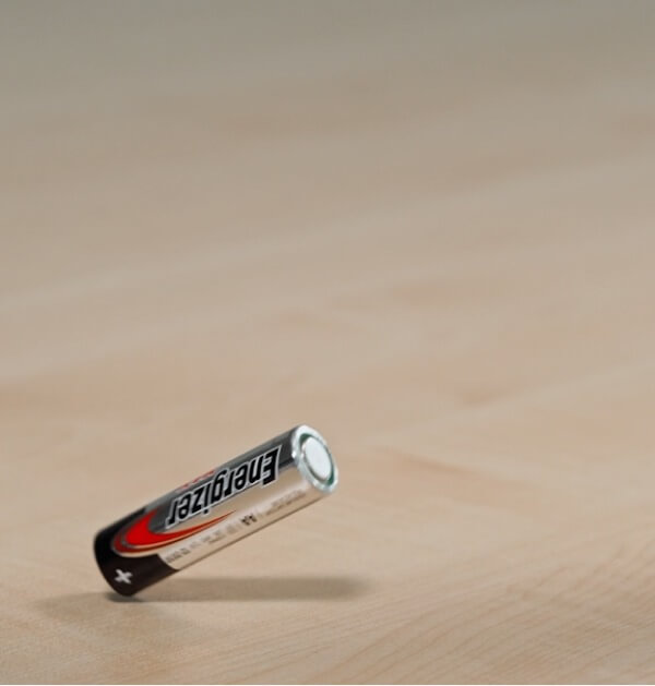 Eine AA Batterie hüpft nach den fallen auf. 