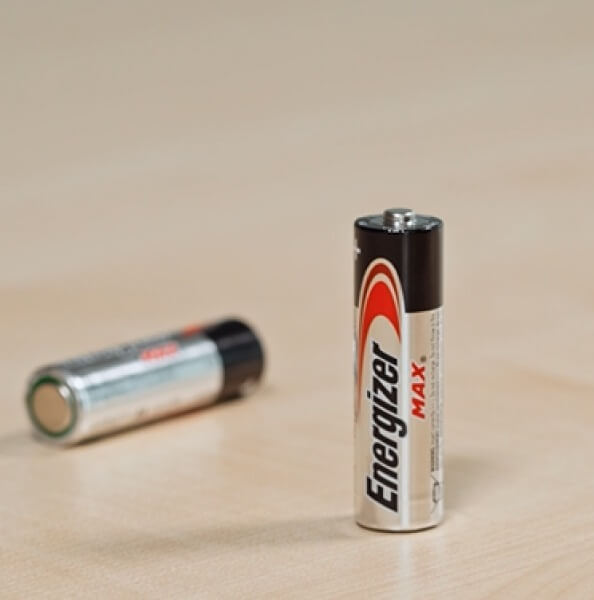 Eine AA Batterie steht auf dem Tisch. 