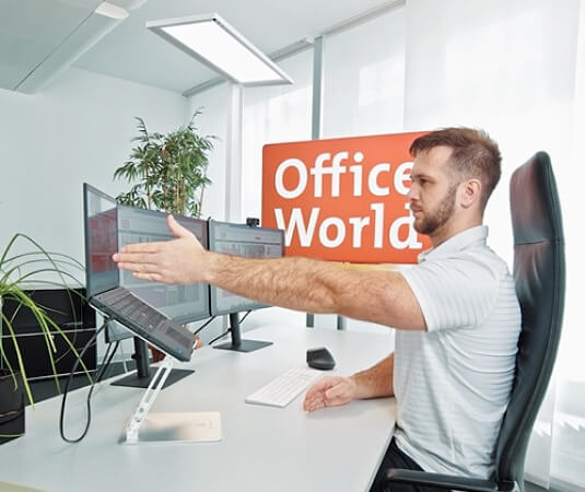 Ein Laptop wird auf den Laptopständer gesetzt. 