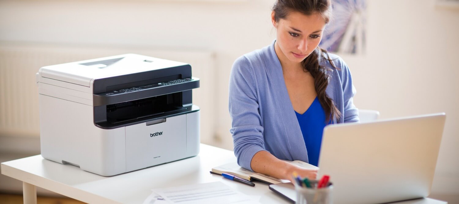Frau im Büro benutzt Brother Farblaser Multifunktionsdrucker