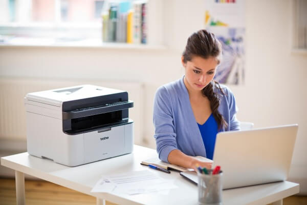 Une petite imprimante laser multifonction tout-en-un pour la maison ou le  bureau