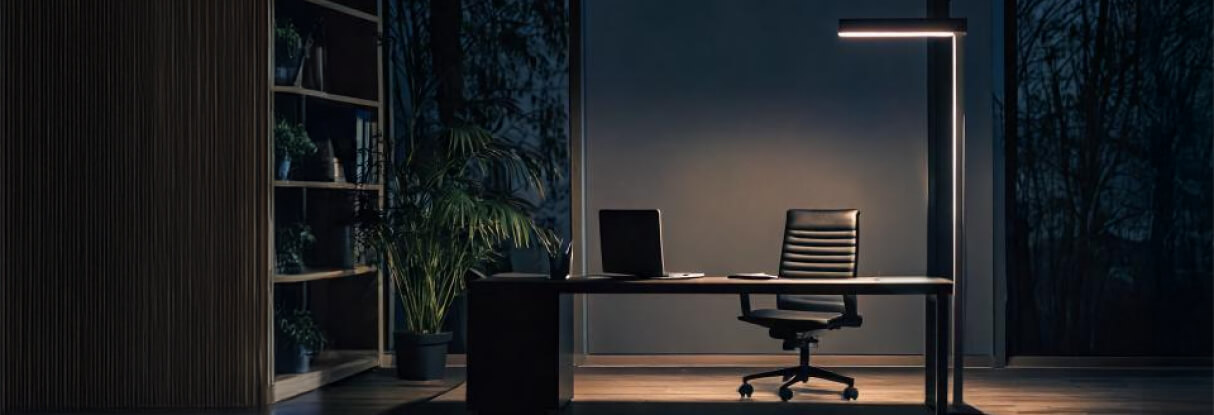 Arbeitsplatz mit gedimmter Stehleuchte