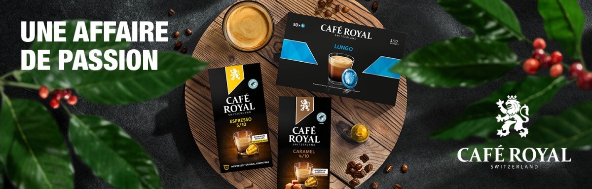 Le café de Café Royal est posé sur une planche en bois entourée de grains de café