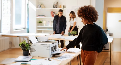Frau bedient Fellowes Aktenvernichter
