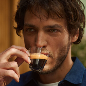 Mann trinkt CoffeeB Kaffee