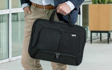 Ein Mann trägt eine Laptoptasche