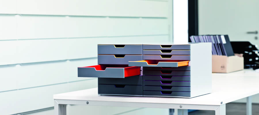 Zwei Durable Schubladenboxen stehen auf einem Schreibtisch