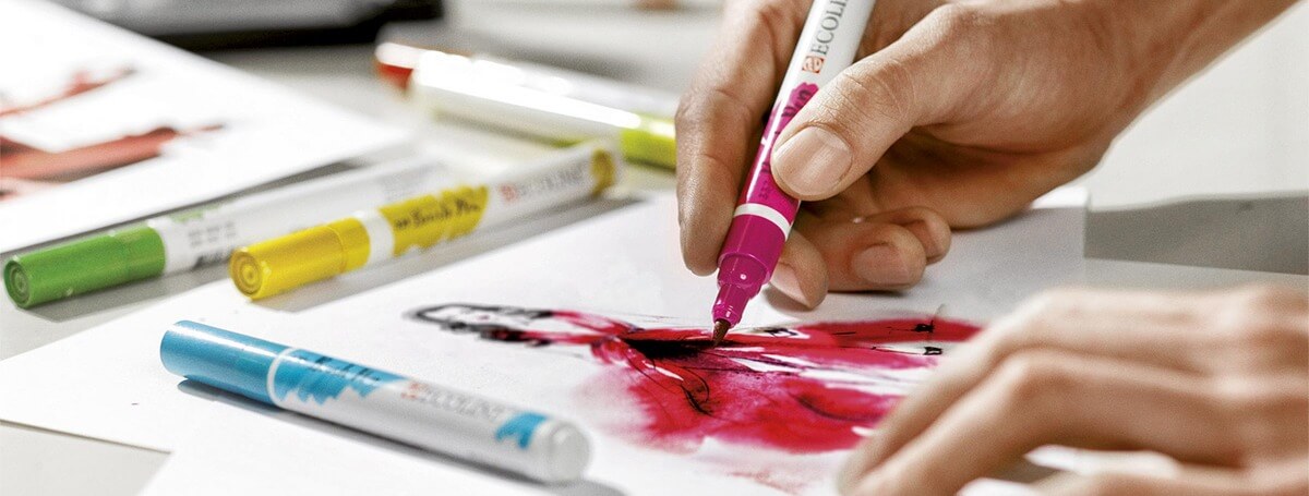 Person malt mit Ecoline Brush Pen Pinselstift