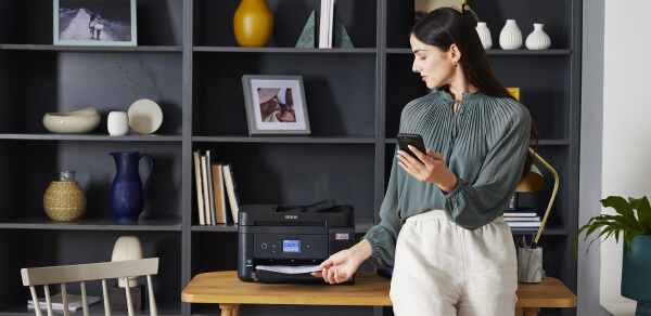 Eine Frau benutzt einen Epson EcoTank Multifunktionsdrucker