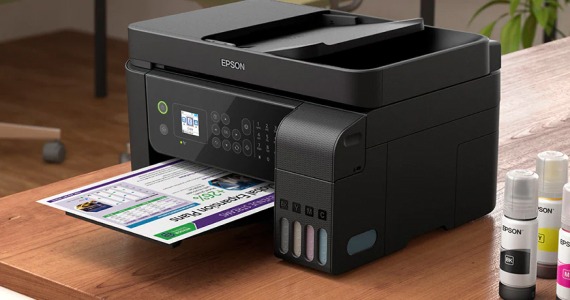 Ein Epson-Tintentank-Drucker steht auf einem Bürotisch
