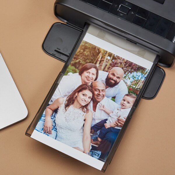 Ein Fotodrucker druckt Fotopapier
