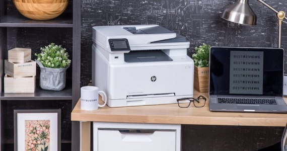 HP Drucker auf einem Arbeitsplatz