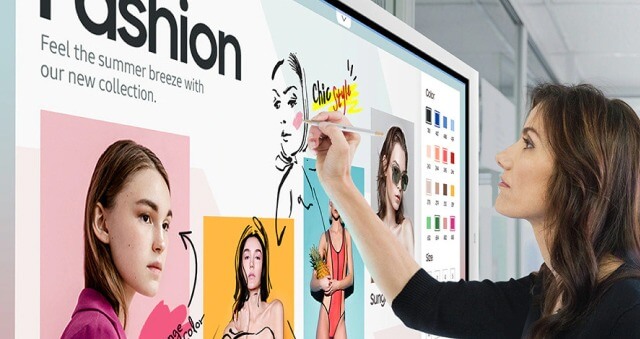 Eine Frau bedient das interaktive Touch Display eines digitalen Flipcharts