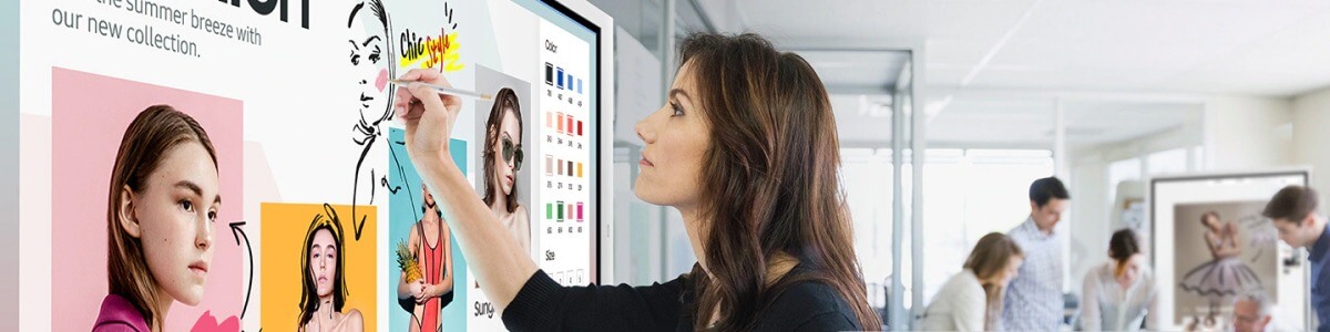 Frau bedient interaktives Touch Display