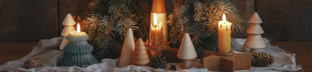 Weihnachtliche Wachskerzen