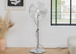 Ventilator steht in Wohnzimmer