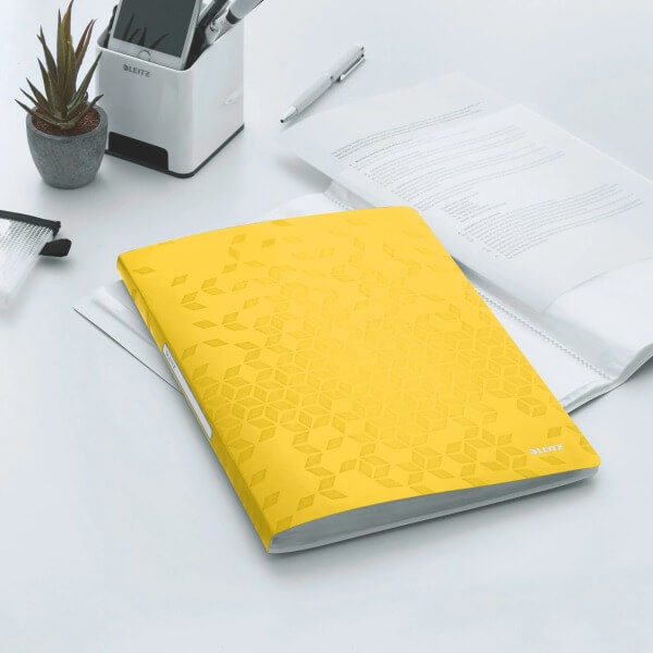 Gelbes Leitz Wow Sichtbuch liegt auf Schreibtisch