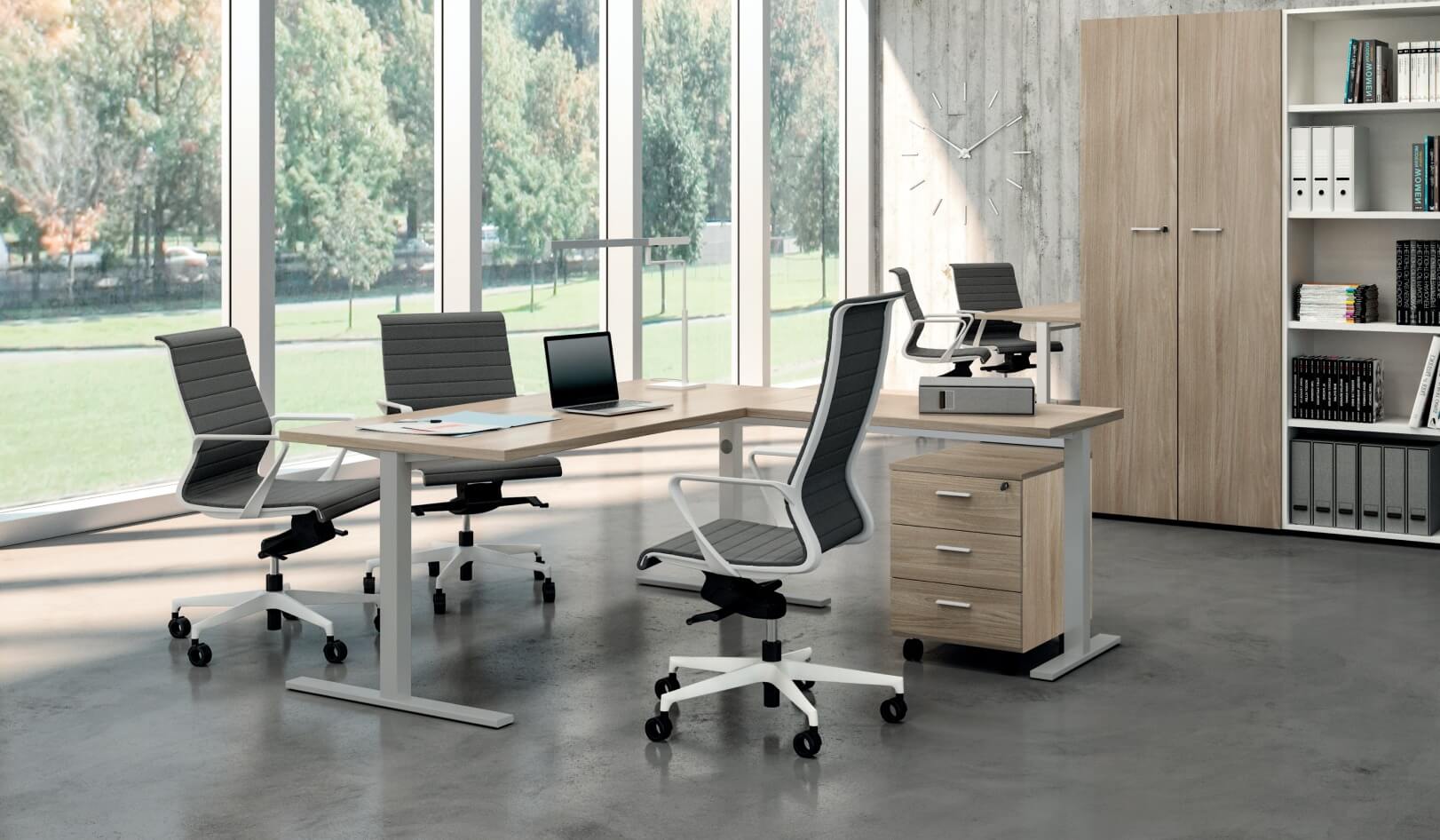 Ein Büro-Arbeitsplatz, der mit Linus Tischen, Regalen und Rollcontainern ausgestattet ist