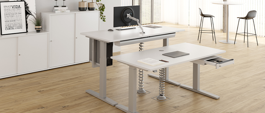 Büromöbelprogramm Tarys mit Sideboards und höhenverstellbaren Tischen