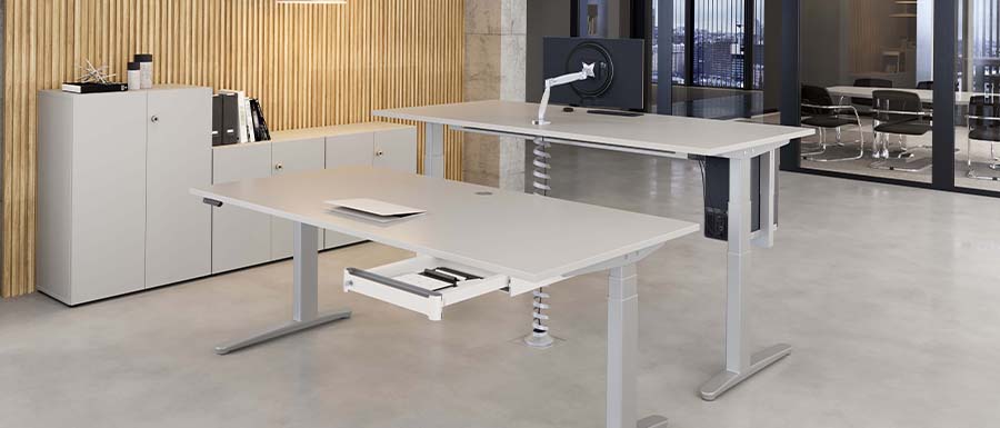 Büromöbelprogramm Tarys mit Schränken und höhenverstellbaren Tischen mit Zubehör wie Schubladen und Kabelkanälen