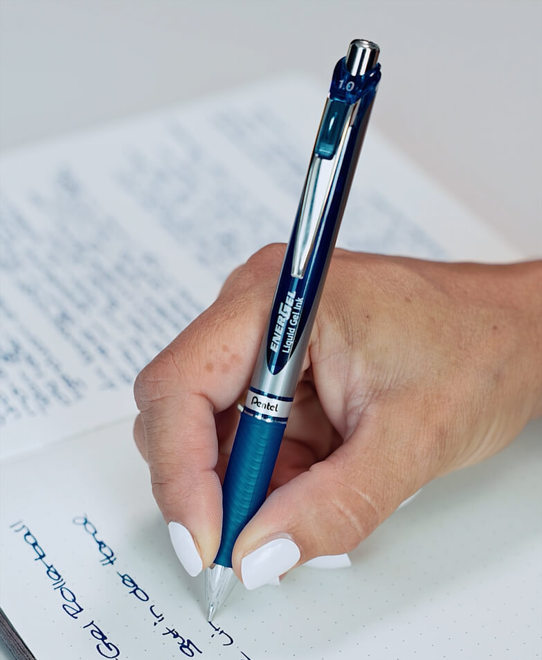 Person schreibt mit Pentel Energel Rollerball