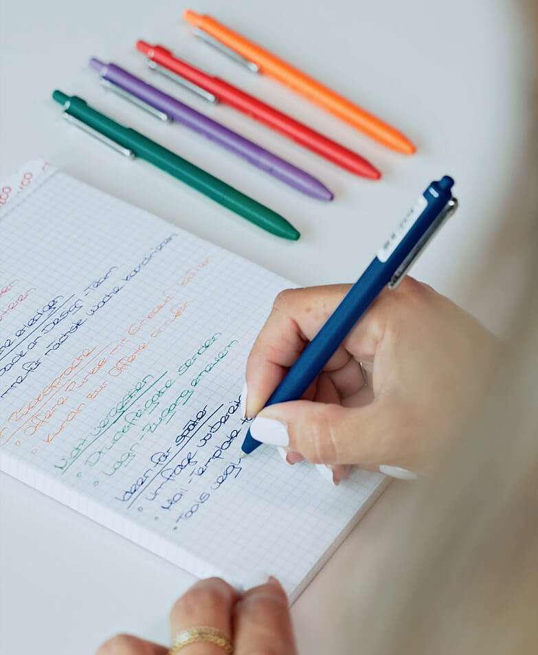Person schreibt mit Pentel iZee Kugelschreiber