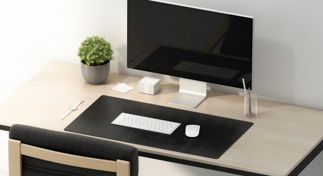 Ein stilvoll eingerichteter Arbeitsplatz mit einer Schreibtischmatte