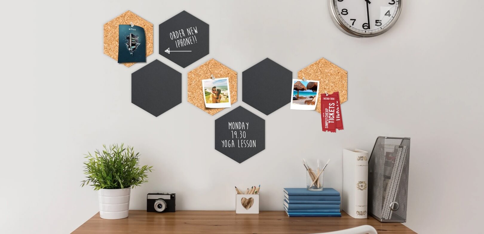 Ein Securit Kreidetafel-Kork-Set hängt an der Wand