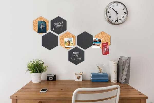 Ein Securit Kreidetafel-Kork-Set hängt an der Wand