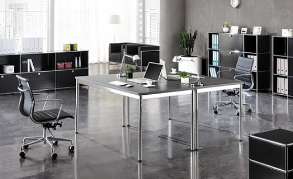 Bürostuhl und Schreibtisch mit Laptop