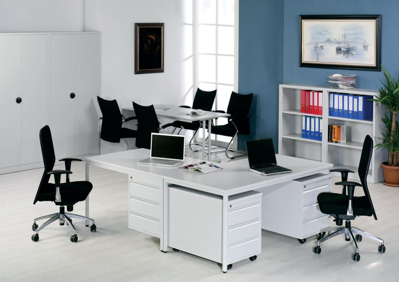 Ein Büro-Arbeitsplatz, der mit Steel Tischen, Regalen und Rollcontainern ausgestattet ist