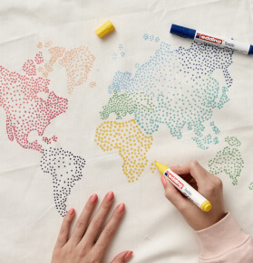 Weltkarte mit Textilmarker auf Stoff gezeichnet
