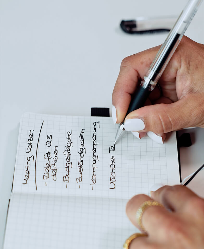 Person schreibt mit Uni-ball Signo Broad Rollerball
