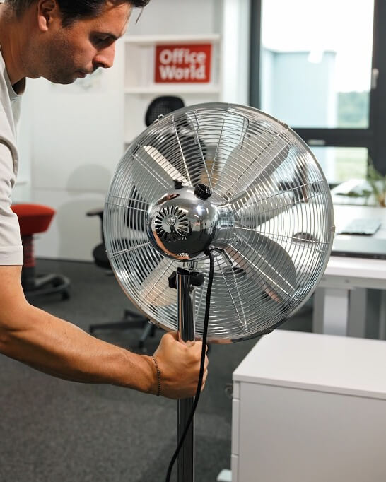 Ventilator wird neben Schreibtisch platziert
