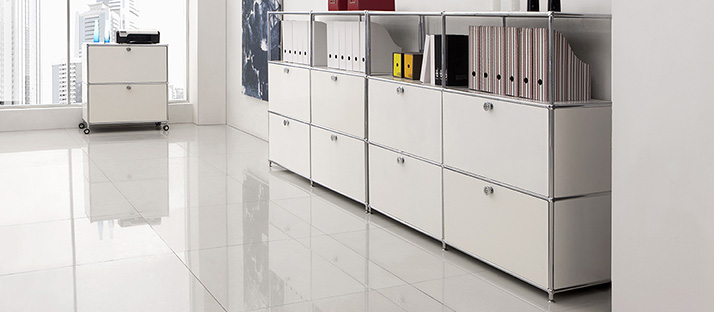 Weisses Verom Büromöbelorgramm mit einem Bürocaddy und Regalen