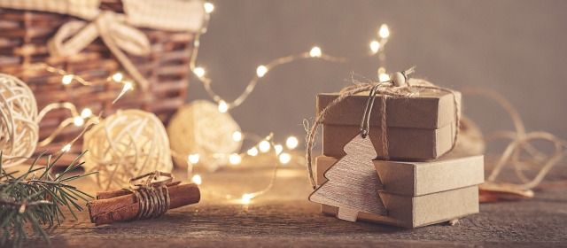 Geschenke und Dekoration sorgen für Weihnachtsstimmung