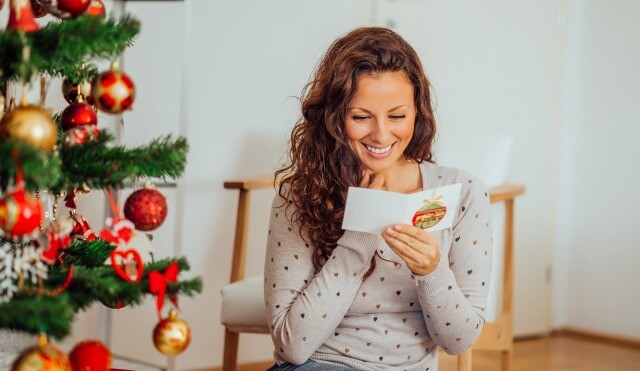 Eine Frau liest eine Weihnachtskarte