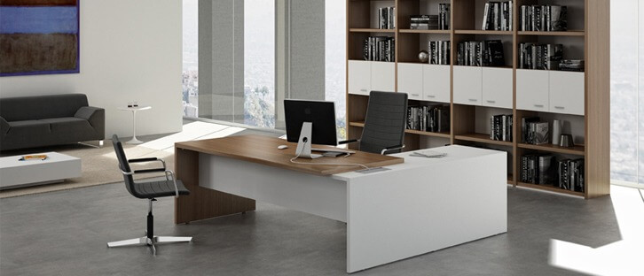 Ein Eckschreibtisch des Möbelprogramms X-Time 45 steht in einem Büro