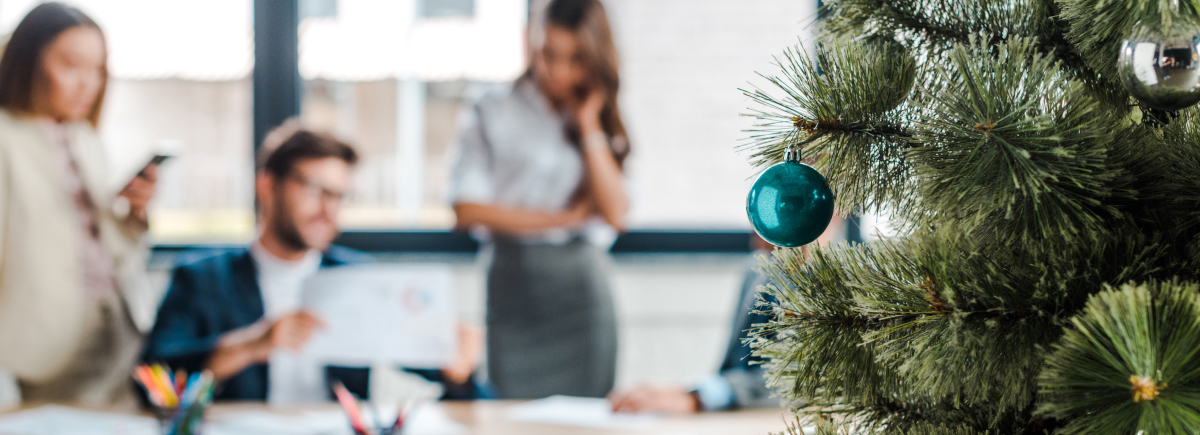 Weihnachtbaum mit blauen Weihnachtsbaumkugeln in Büro