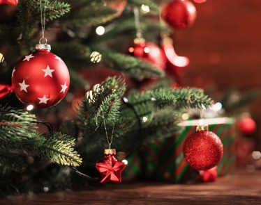 Ein Weihnachtsbaum mit Geschenken und Weihnachtsdekoration