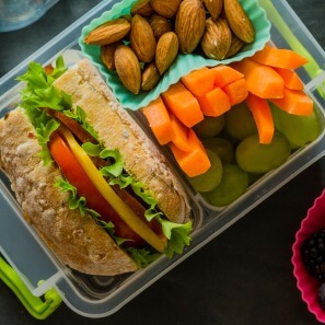 Eine Lunchbox mit einem gesunden Znüni