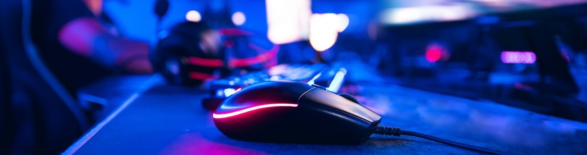 Ein Mann bedient eine Gaming-Maus und spielt Computer-Spiele