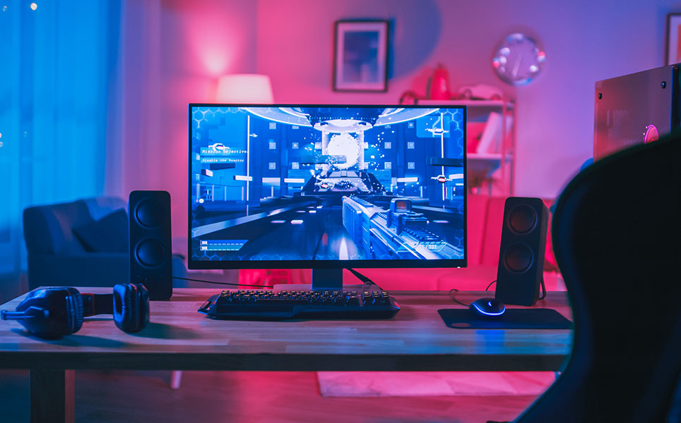 Gaming Monitor in blau-lila Beleuchtung