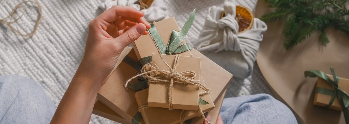 Eine Frau packt ein Geschenk aus