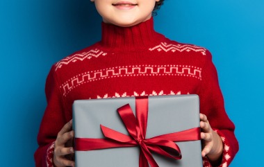 Ein Kind hält ein Geschenk